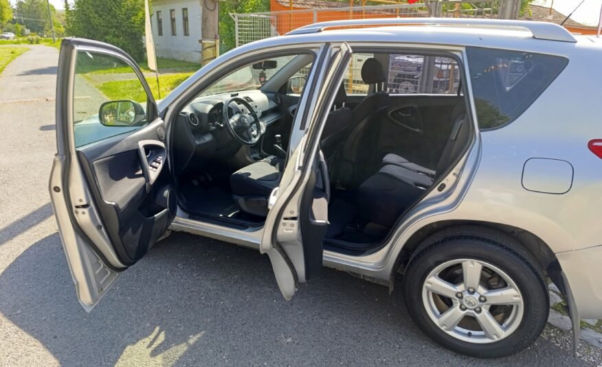 Toyota RAV4 2.2D 4WD 100kW/136PS, 4×4, M6