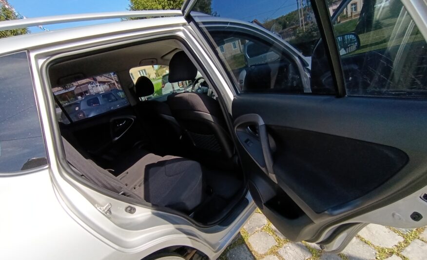 Toyota RAV4 2.2D 4WD 100kW/136PS, 4×4, M6