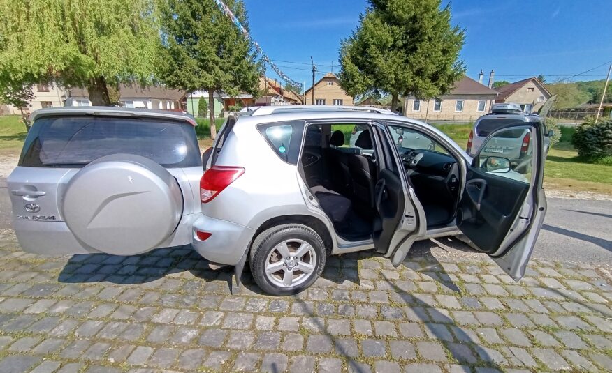 Toyota RAV4 2.2D 4WD 100kW/136PS, 4×4, M6