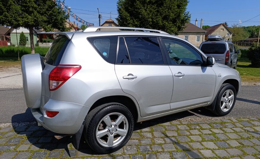 Toyota RAV4 2.2D 4WD 100kW/136PS, 4×4, M6
