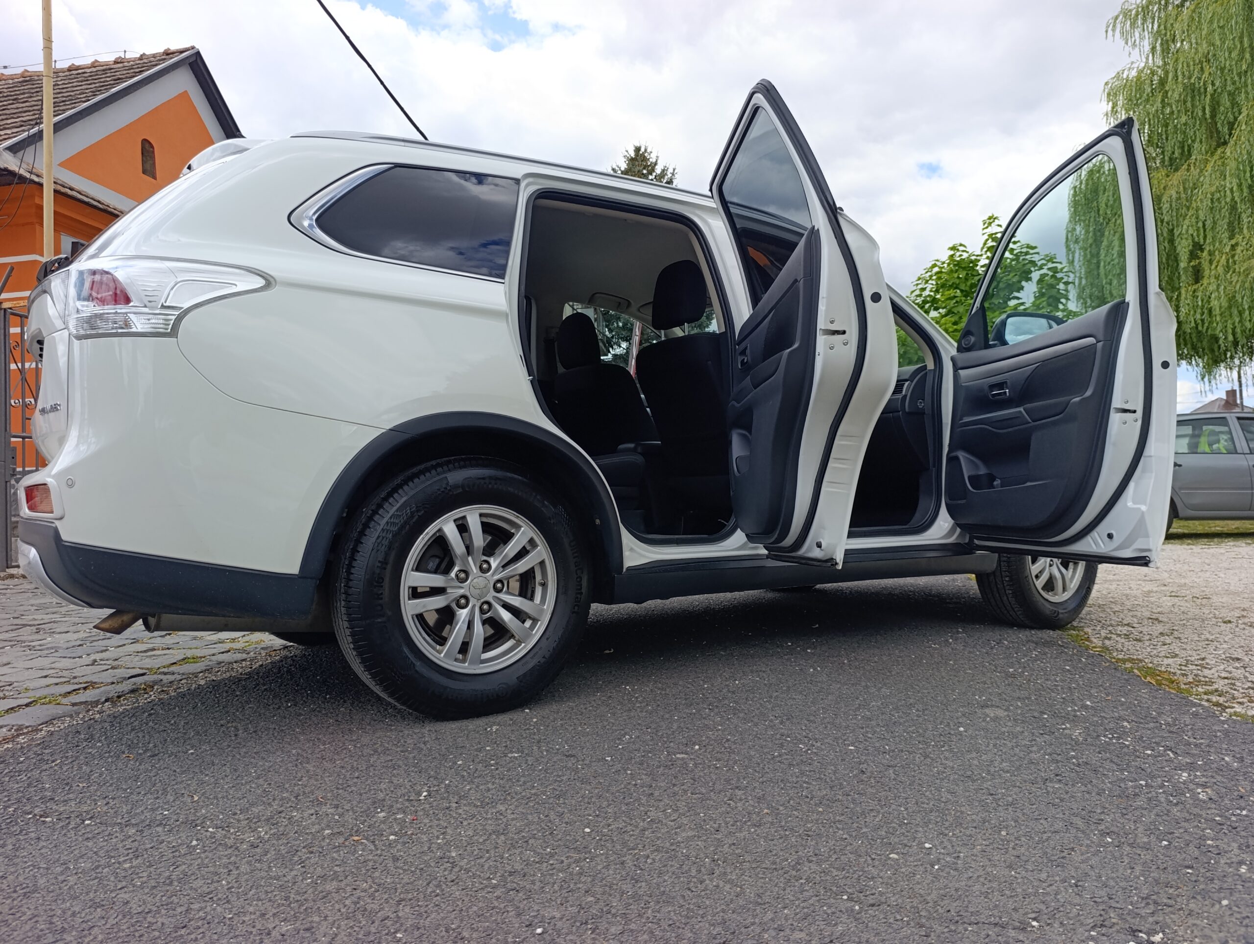 Mitsubishi Outlander 2.2 DI-D. Prvý majiteľ. Auto kúpené na Slovensku.